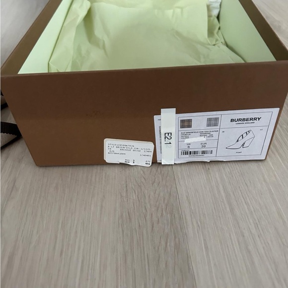 Women shoes - Picture 2 of 5